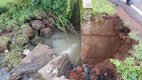 सिंधुदुर्ग : कुडाळ-मालवण राज्य मार्गावरील वाहतूक धोकादायक!