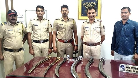 नाशिक : कुरियरने आलेल्या सहा तलवारी जप्त; कोपरगाव येथील युवकावर गुन्हा दाखल