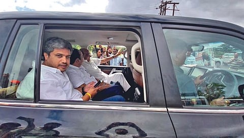 आदल्या दिवशी अजितदादांसोबत, दुसर्या दिवशी शरद पवारांच्या गाडीत; आ. मकरंद पाटील यांच्या भूमिकेने कार्यकर्ते बुचकळ्यात