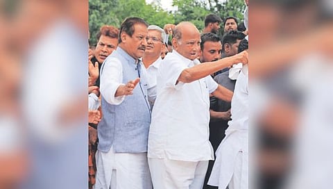 पवार-चव्हाण यांचा प्रीति‘संगम’; कराडमध्ये एकाच कारमधून प्रवास