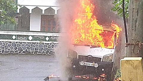 रत्नागिरी : शॉर्टसर्किटने लागलेल्या आगीत गाडी जळून खाक