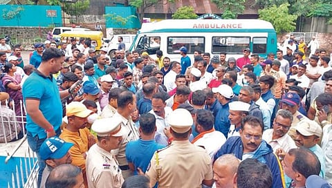 सातारा : मारहाणीतील युवकाच्या मृतदेहासह रुग्णवाहिका पोलिस मुख्यालयासमोर