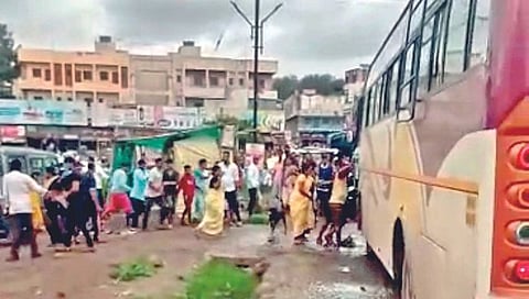 सातारा : वाईत पर्यटकांच्या बसवर दगडफेक; तीन जखमी