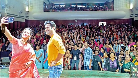 सातारा : कस्तुरी क्लबच्या वर्धापन दिनानिमित्त जल्लोष