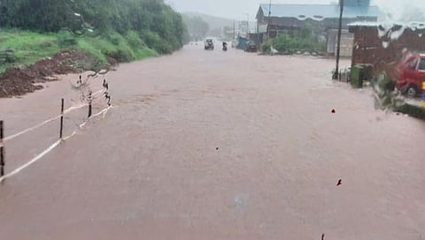 महाबळेश्वरात धुवाधार बॅटिंग; महाबळेश्वर-पांचगणी रस्त्यावर पाणी, वाहतूक मंदावली