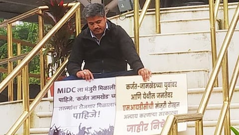 Rohit Pawar : भरपावसात रोहित पवारांचे विधीमंडळ आवारात आंदोलन