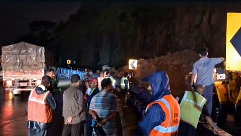मुंबई-पुणे महामार्गावर आडोशी येथे दरड कोसळली; ३ तास वाहतूक राहणार बंद