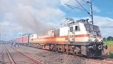 साेलापूर : कर्नाटक एक्स्प्रेसच्या इंजिनला आग, चालकाने सतर्कतमुळे जीवितहानी टळली