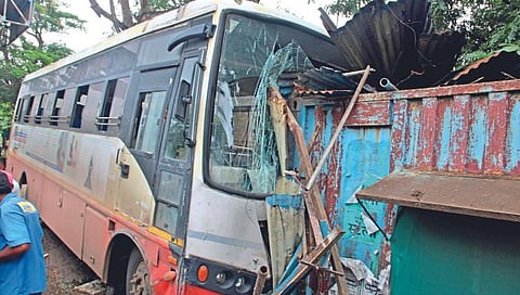 सांगली : टोल नाक्यातील शेडवर एसटी आदळली; 25 प्रवाशी जखमी