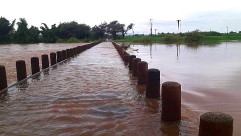 कोल्हापूर : गडहिंग्लज तालुक्यातील निलजी बंधारा पाण्याखाली