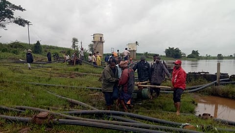 कोल्हापूर : वारणा काठावर मोटारी काढण्यासाठी शेतकऱ्यांची लगबग