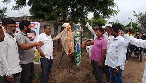 नाशिक : रयत क्रांतीकडून काँग्रेसच्या प्रतीकात्मक पुतळ्याचे दहन
