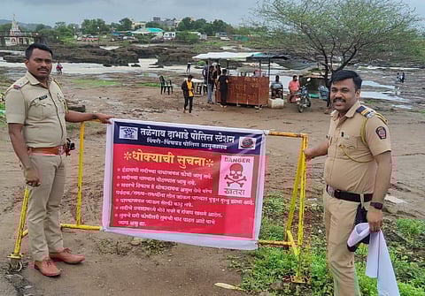 कुंडमळा येथे तळेगाव पोलीस स्टेशनने पर्यटकांसाठी लावले धोक्याच्या सूचनांचे फलक
