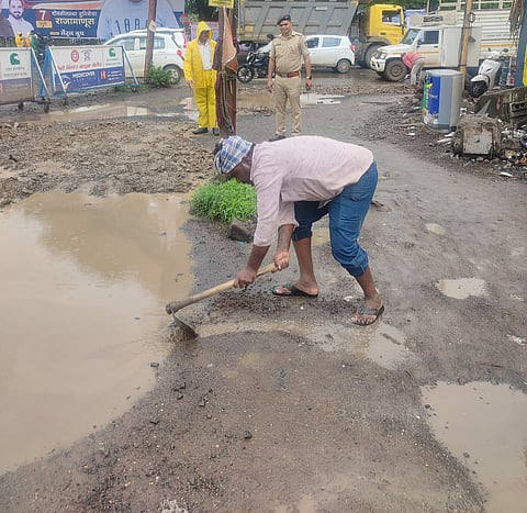 तळेगाव येथे वाहतूक पोलीस विभागाने बुजविले खड्डे