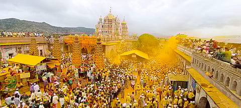 सोमवती यात्रेनिमित्त जेजुरी गडावर चार लाखाहून अधिक भाविकांची गर्दी