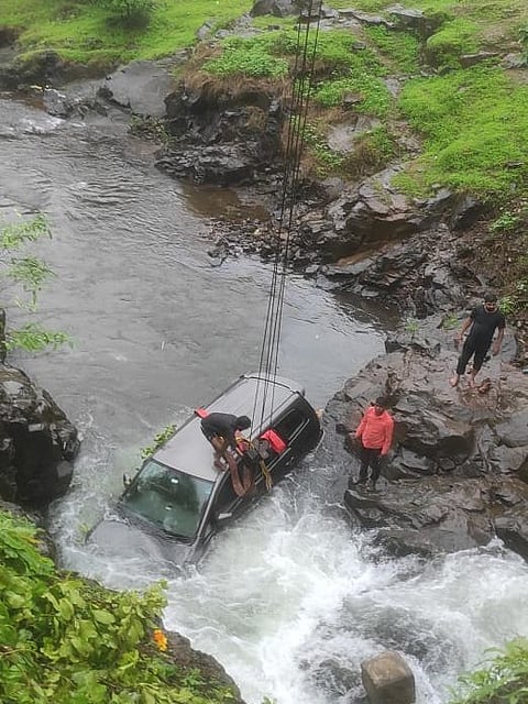 माळशेज घाटात इनोव्हा व नॅनो कारची समोरासमोर धडक