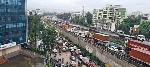 मुंबई- बंगळुरु राष्ट्रीय महामार्गावर वाहतूक ठप्प, तीन किलोमीटर वाहनांच्या रांगा