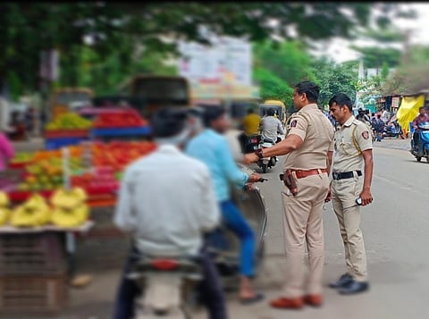 पुणे: शाळा, कॉलेज परिसरात गिरट्या मारणार्या रोडरोमिओंची धरपकड