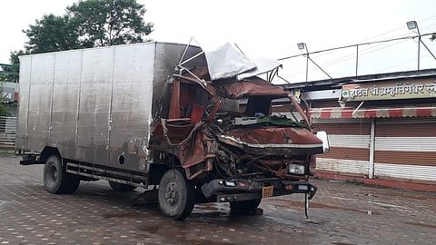 पुणे- नाशिक महामार्गावर वाहनांच्या लांबच लांब रांगा ; बंद पडलेल्या कंटेनरवर दोन टेम्पो आदळले