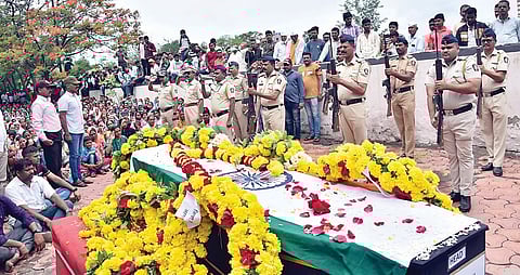 कोळपेवाडी : जवान आहेरांवर लष्करी इतमामात अंत्यसंस्कार