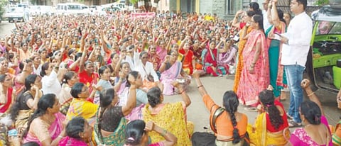 नगर : अंगणवाडी सेविकांचे धरणे ; विविध मागण्यांकडे वेधले लक्ष
