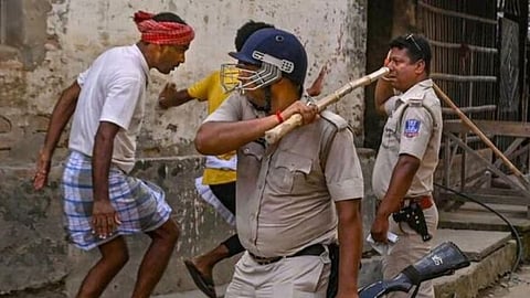 पश्चिम बंगालमध्ये शनिवारी ( दि. ८) पंचायत निवडणुकीसाठी मतदान झघले. यावेळी मतदान केंद्रावर हुल्लडबाजी
करणार्यांना पांगविण्यासाठी पोलिसांनी लाठीमार केला.