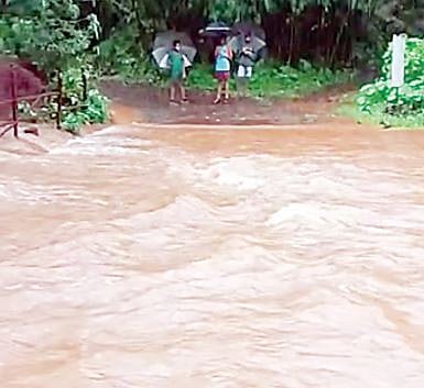 वेल्हे : बालवड पूल बुडाल्याने आठ गावांचा संपर्क तुटला