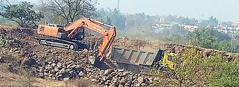 पुणे : हजारो ब्रास मुरमाचे भिगवण भागात अहोरात्र उत्खनन