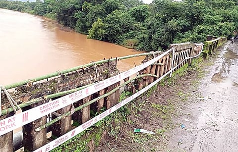 भोर-महाड रस्त्यावरील पुलाला चक्क बांबूंचा आधार