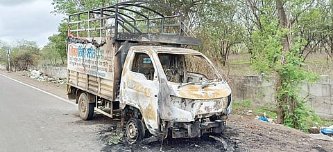 पुणे : महामार्गावर आगीत टेम्पो जळून खाक