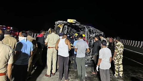 समृद्धी महामार्गावर भीषण बस अपघात