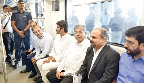 पुणे : पालकमंत्र्यांकडून मेट्रो स्थानकांची पाहणी