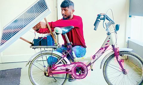 …आता मारा चक्कर सौर ऊर्जेवर चालणार्या सायकलवरून