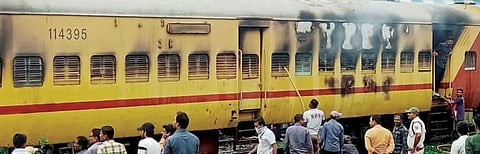 दौंड रेल्वे स्थानकात बंद बोगीला आग