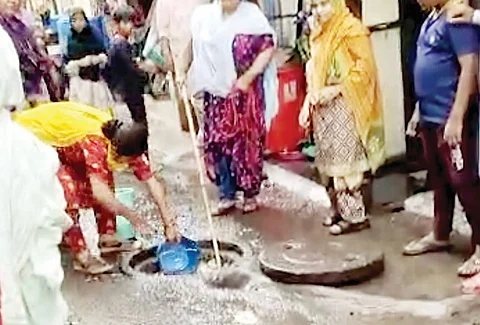 महर्षिनगर : ड्रेनेज तुंबल्याने घरांत शिरले सांडपाणी; इंदिरानगर परिसरात नागरिक त्रस्त