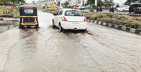 हिंजवडी : एकेरी वाहतुकीचा मार्ग खड्ड्यांतून