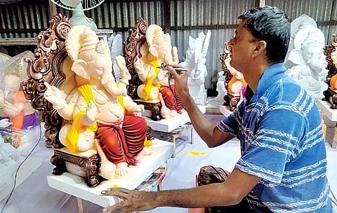 नवी सांगवी : कुंभारवाड्यात गणेशमूर्ती बनविण्याची लगबग