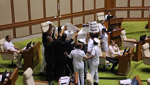 Goa Assembly Monsoon session : गोवा विधानसभेमध्ये धक्काबुक्की; विरोधी आमदार दोन दिवसांसाठी निलंबित