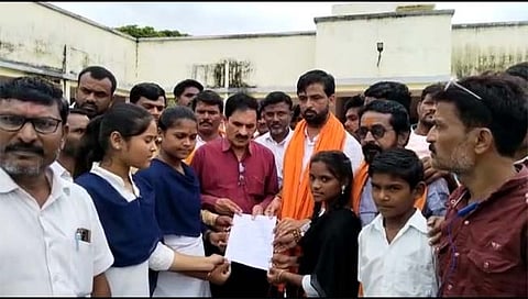 हिंगोली: शिक्षकांच्या रिक्त जागा भरण्यासाठी सेनगाव पं.स.मध्ये भरवली शाळा