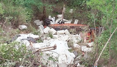 अहमदनगर : इमामपूर घाटात ट्रक 200 फूट खोल दरीत कोसळला