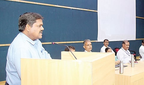 पिंपरी : नव्या तंत्रज्ञानाशी जुळवून घेत कर्मचार्यांनी काम करावे