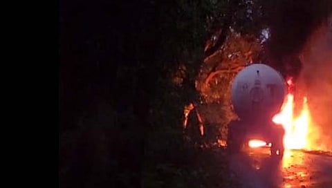 रायगड : कशेडी घाटात गॅस वाहतूक करणारा टँकर पेटला