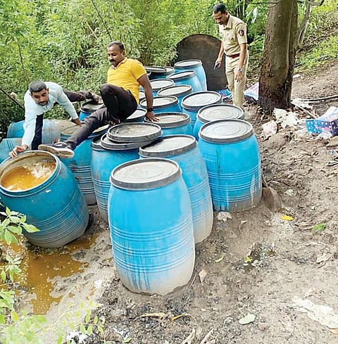कवठे येमाईत दारू धंद्यांवर छापे ; लाखो रुपयांचे कच्चे रसायन नष्ट