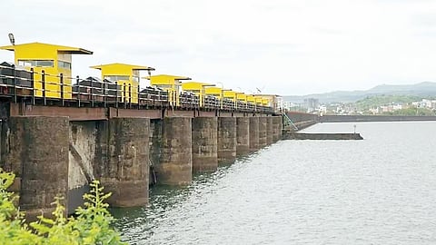 पुणेकरांना वर्षभर पुरेल इतके पाणी, तरीही कपात; टँकरधारकांकडून नागरिकांची लूट