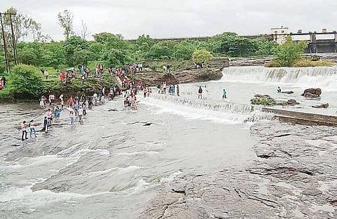 जीव महत्त्वाचा की, सेल्फी? खडकवासला सांडव्याच्या पात्रात पर्यटकांची हुल्लडबाजी