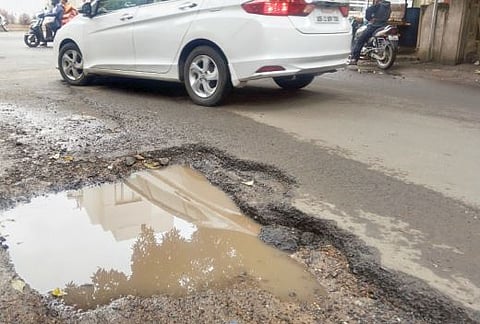 रस्त्यातील खड्डे चुकवत गाठावे लागते घर!