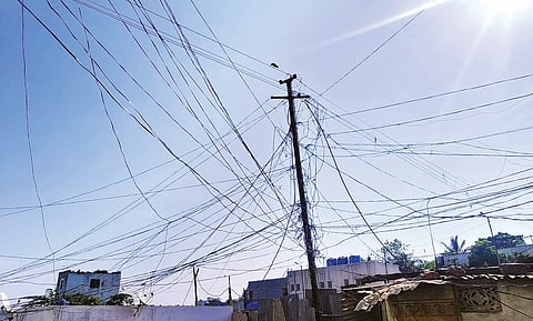 कात्रज : लोंबकळणार्या तारांमुळे जीव टांगणीला!