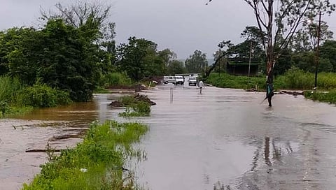 देवगड-निपाणी रस्त्यावर वेद गंगेचे पाणी