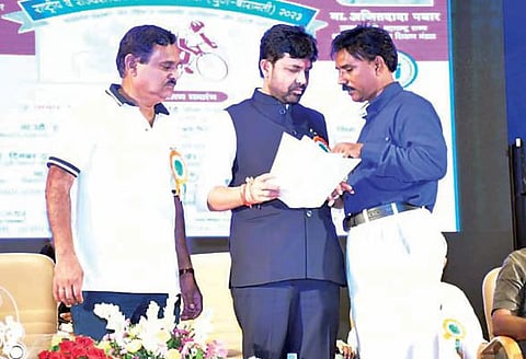 क्रीडामंत्र्यांना गुणांसाठी ‘साकडे’ ; शालेय खेळ-क्रीडा बचाव समितीच्या वतीने निवेदन