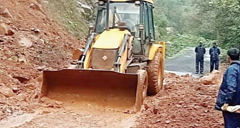 पानशेतच्या घोल खिंडीत डोंगराचा कडा कोसळला ! थोडक्यात वाचले प्रवाशांचे प्राण